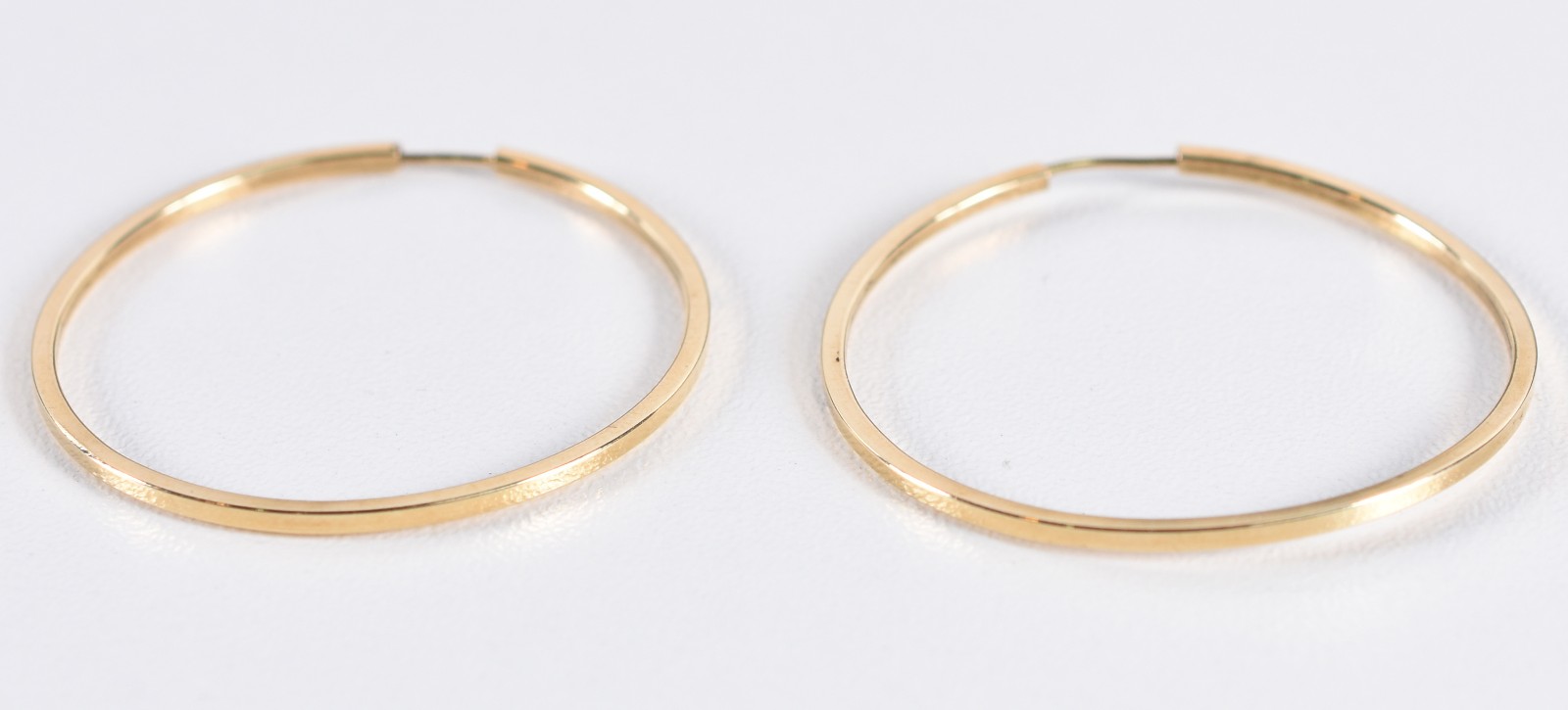 Par de brincos de ouro 18 k modelo argola (Por motivos de segurança a... - foto 2 de 3