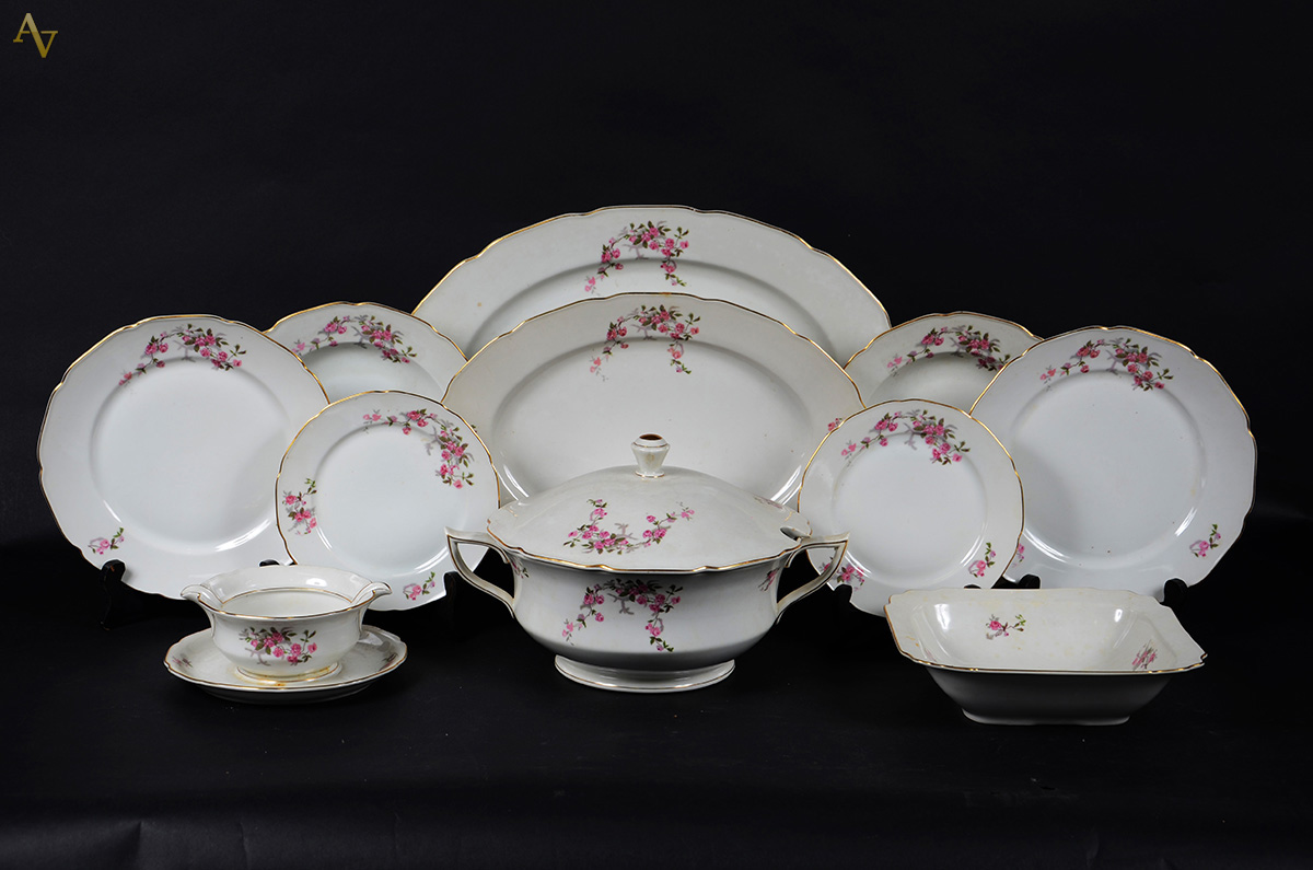 Aparelho de jantar de porcelana tcheca, dec.floral em policromia com...