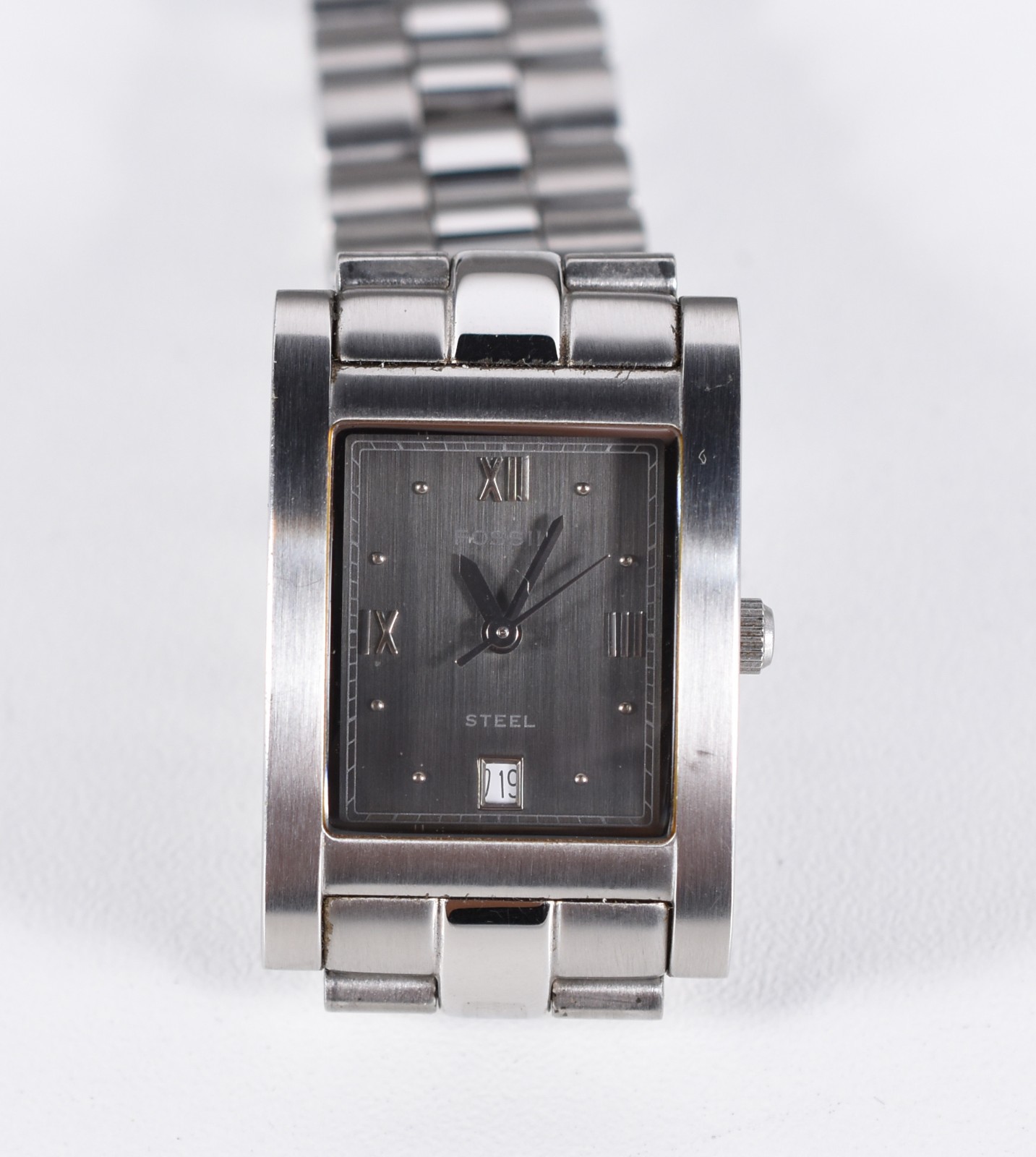Relógio feminino modelo retangular, pulseira e caixa de aço, fundo... - foto 1 de 5