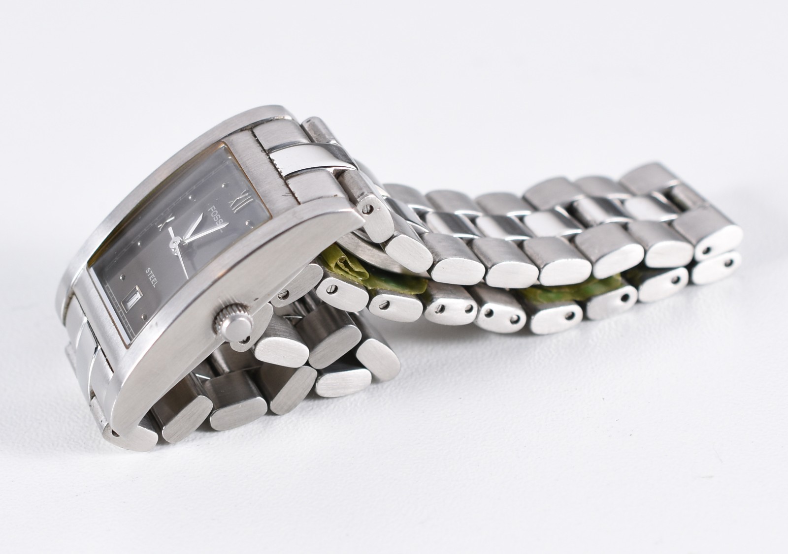 Relógio feminino modelo retangular, pulseira e caixa de aço, fundo... - foto 2 de 5