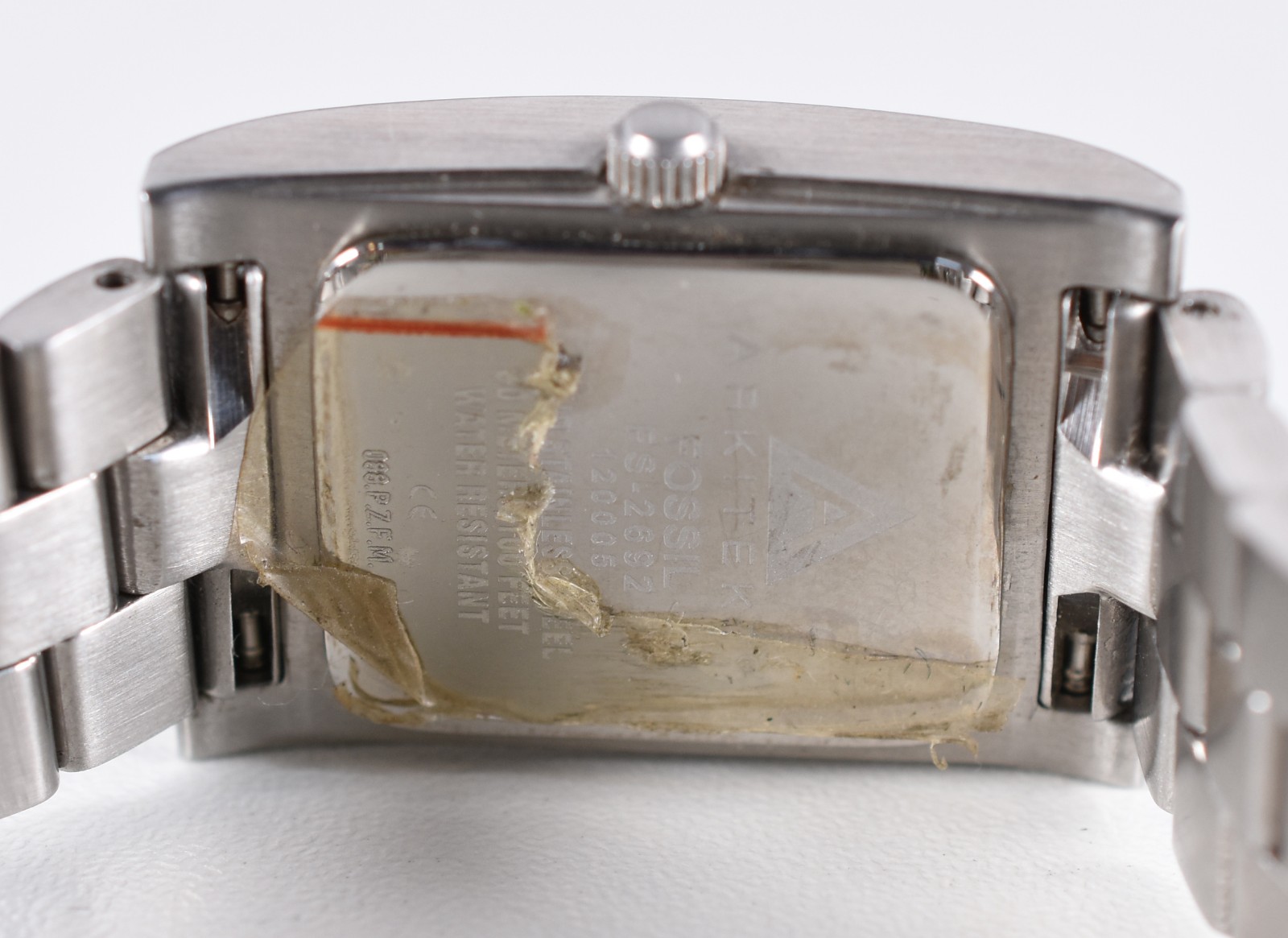 Relógio feminino modelo retangular, pulseira e caixa de aço, fundo... - foto 3 de 5
