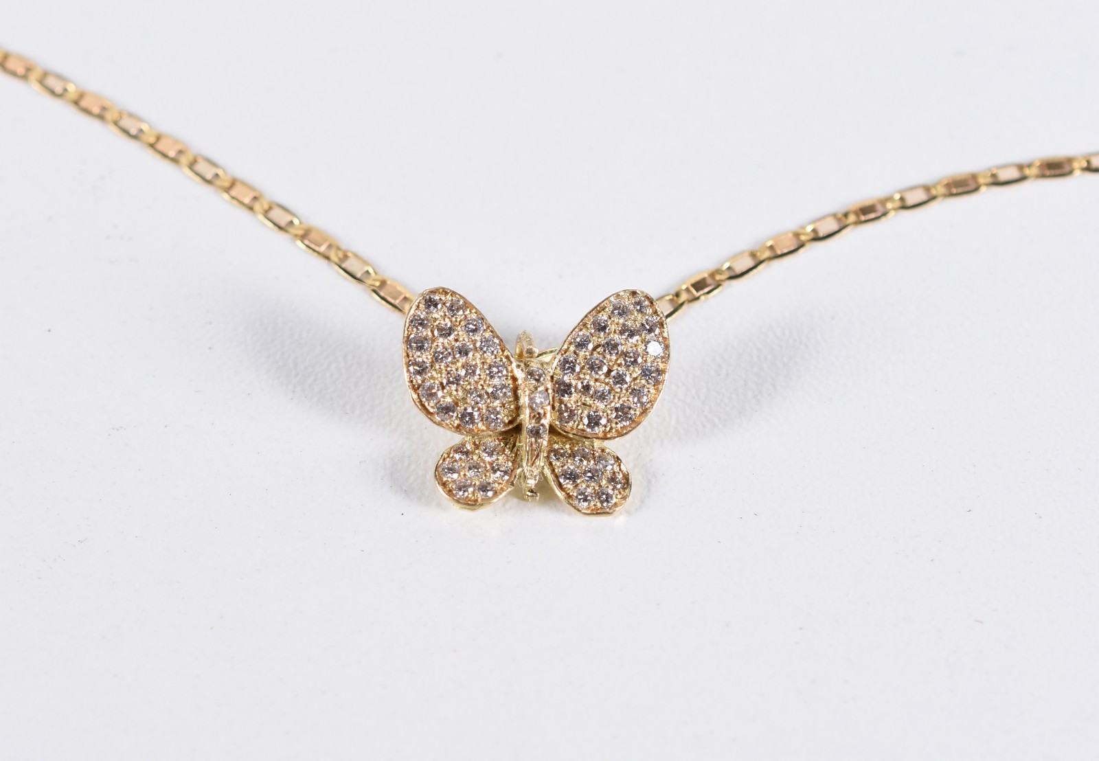 Colar com pingente de ouro 18 k com borboleta cravejada com 57... - foto 1 de 5