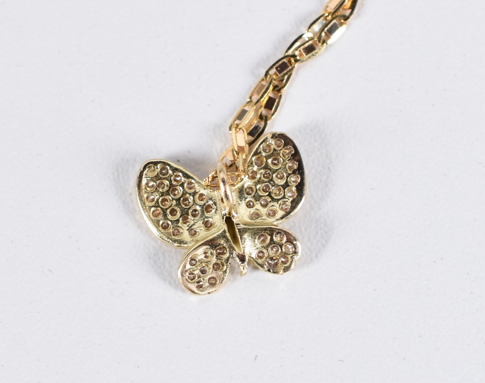 Colar com pingente de ouro 18 k com borboleta cravejada com 57... - foto 4 de 5