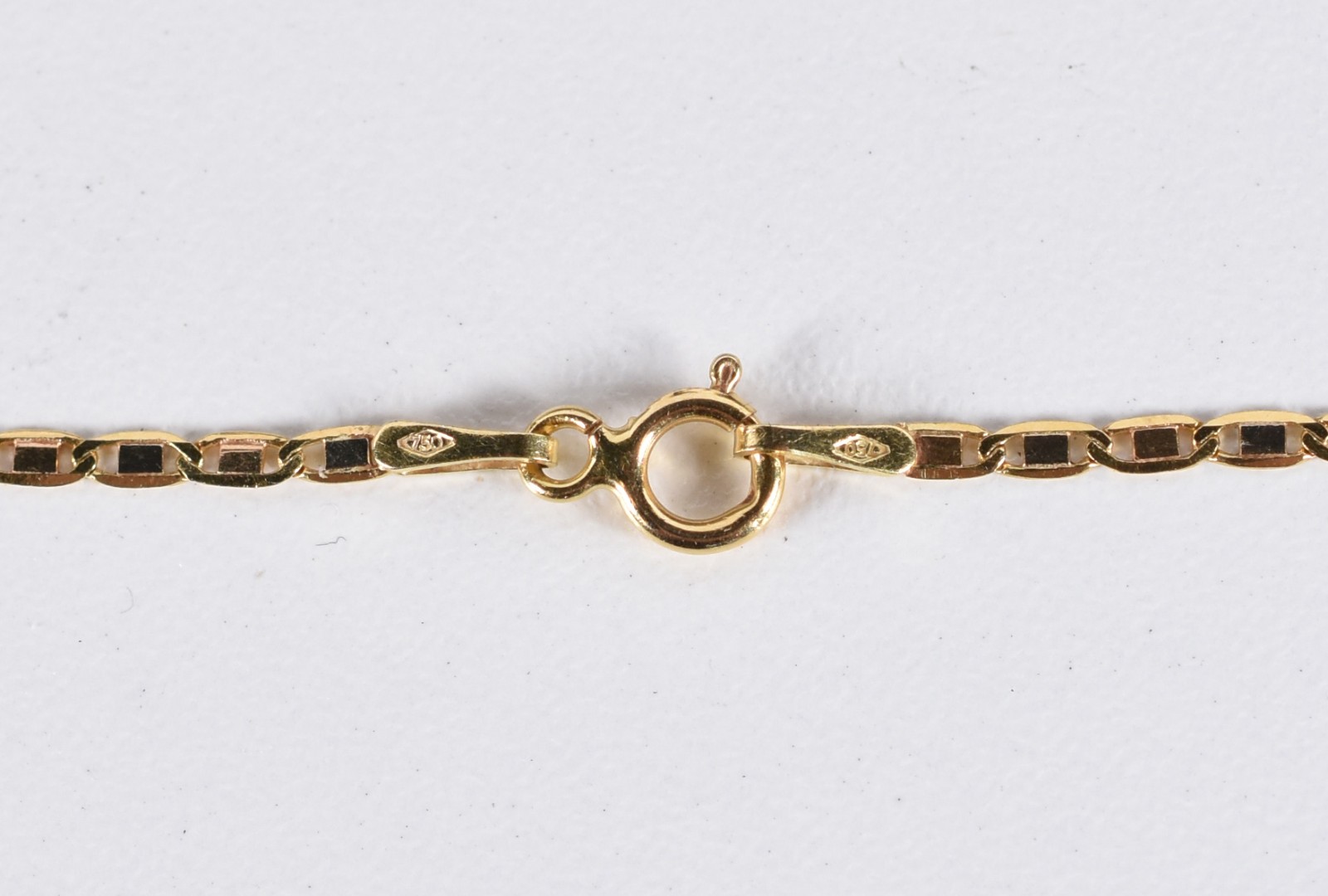 Colar com pingente de ouro 18 k com borboleta cravejada com 57... - foto 5 de 5