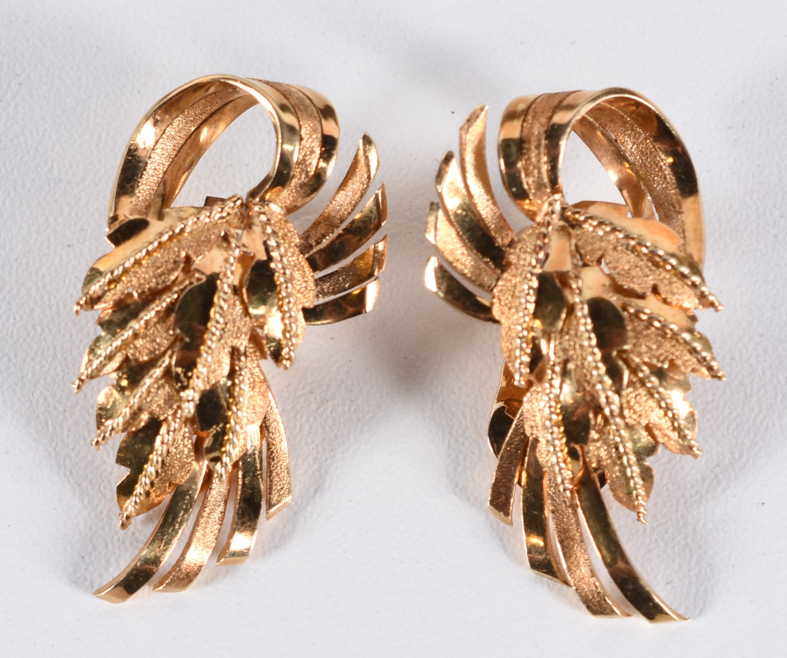 Par de brincos de pressão de ouro 18 k modelo com decoração floral e... - foto 1 de 3