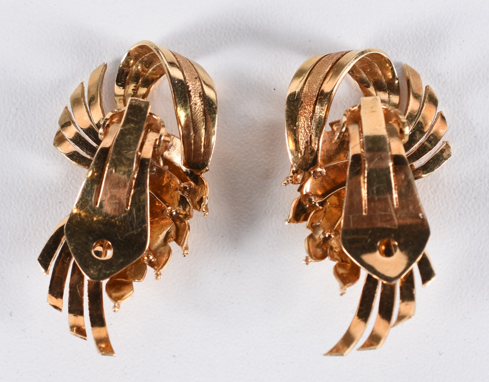 Par de brincos de pressão de ouro 18 k modelo com decoração floral e... - foto 2 de 3