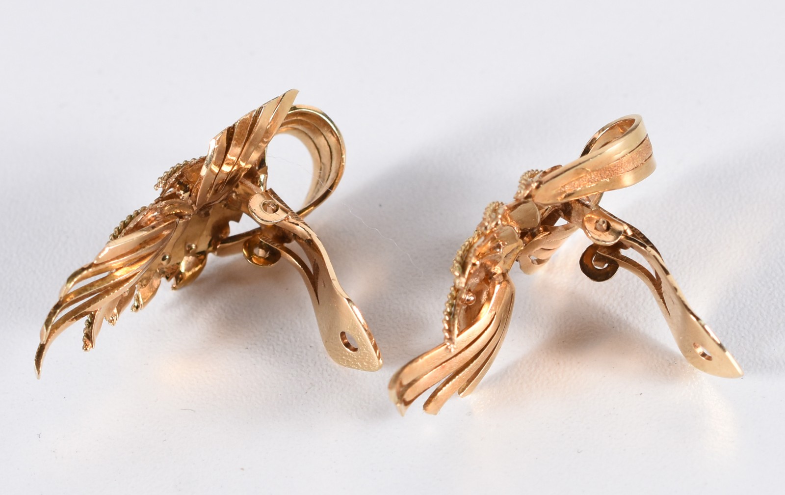 Par de brincos de pressão de ouro 18 k modelo com decoração floral e... - foto 3 de 3
