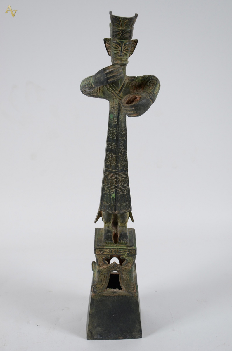 Escultura chinesa em bronze rep. sacerdote, base quadrangular em...