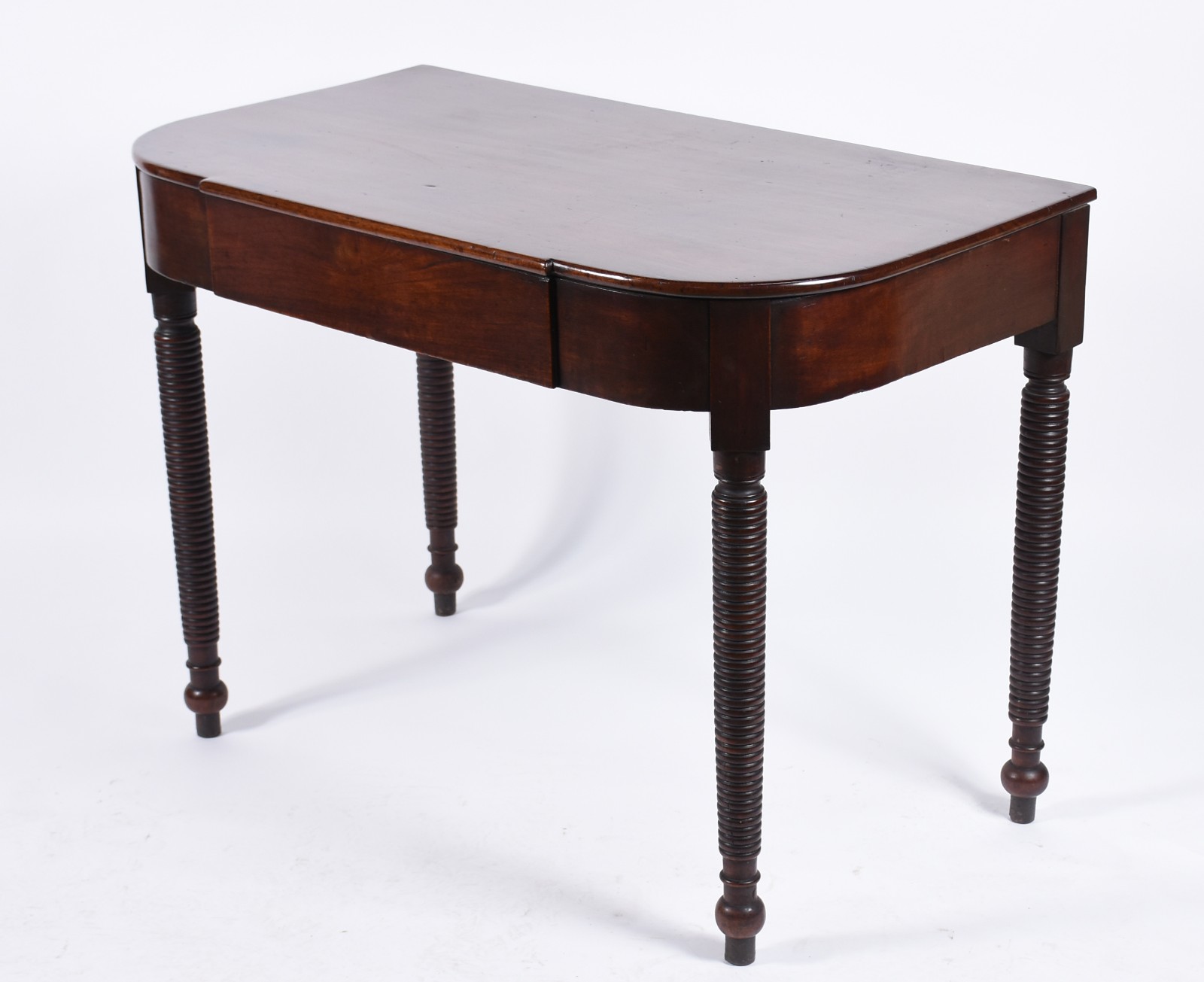 Mesa de encostar de madeira nobre, tampo recortado apoiado em quatro... - foto 1 de 4