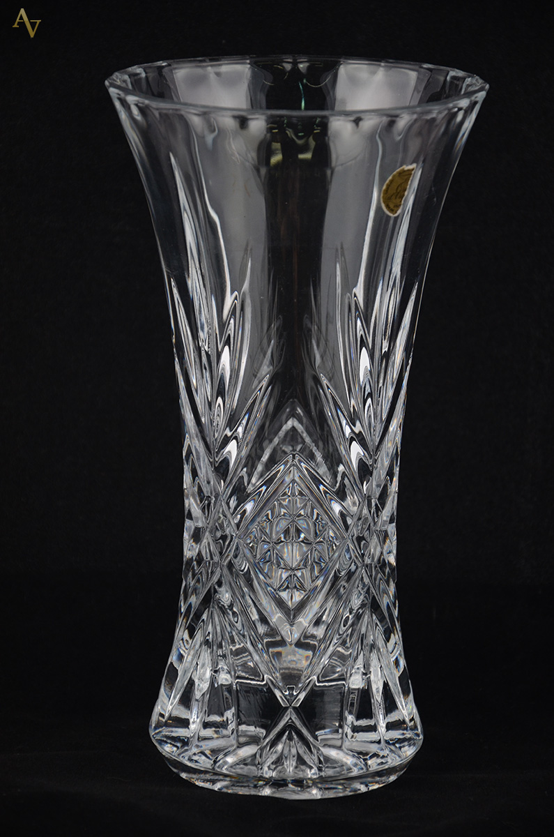 Vaso de cristal europeu lapidado. Altura 24 cm e diâmetro boca 13 cm.