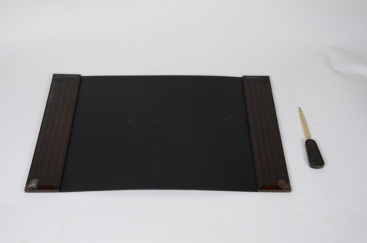Risque e rabisque em couro (med. 44 x 70 cm). Acompanha abridor de...