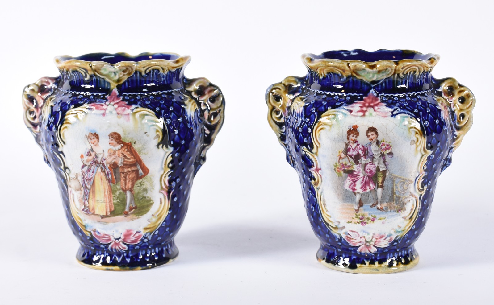 Par de vasos de porcelana azul cobalto com cenas românticas em... - foto 1 de 4
