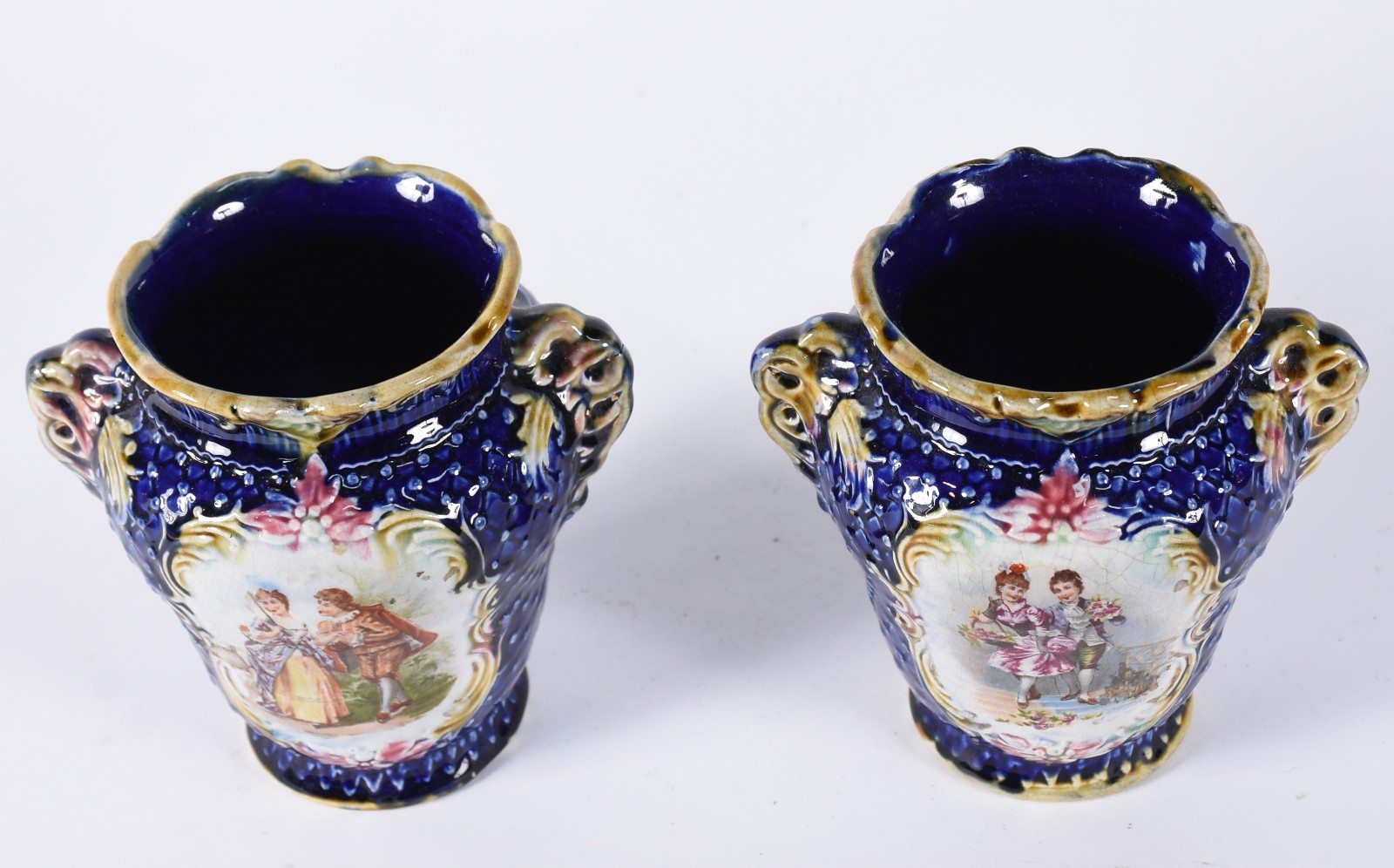 Par de vasos de porcelana azul cobalto com cenas românticas em... - foto 2 de 4