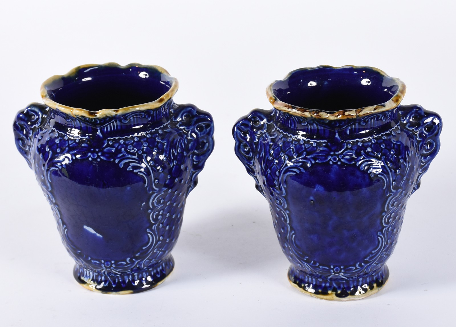 Par de vasos de porcelana azul cobalto com cenas românticas em... - foto 3 de 4