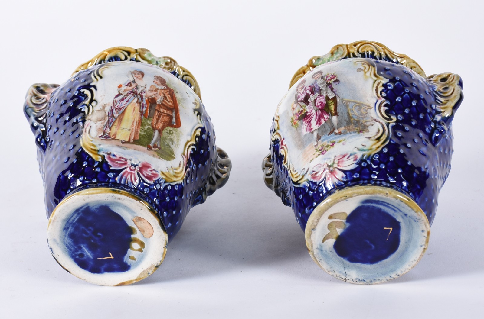 Par de vasos de porcelana azul cobalto com cenas românticas em... - foto 4 de 4