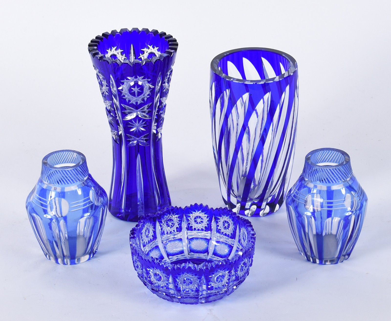 Cinco peças diversas de cristal doublé azul lapidado, sendo: pequeno... - foto 1 de 5