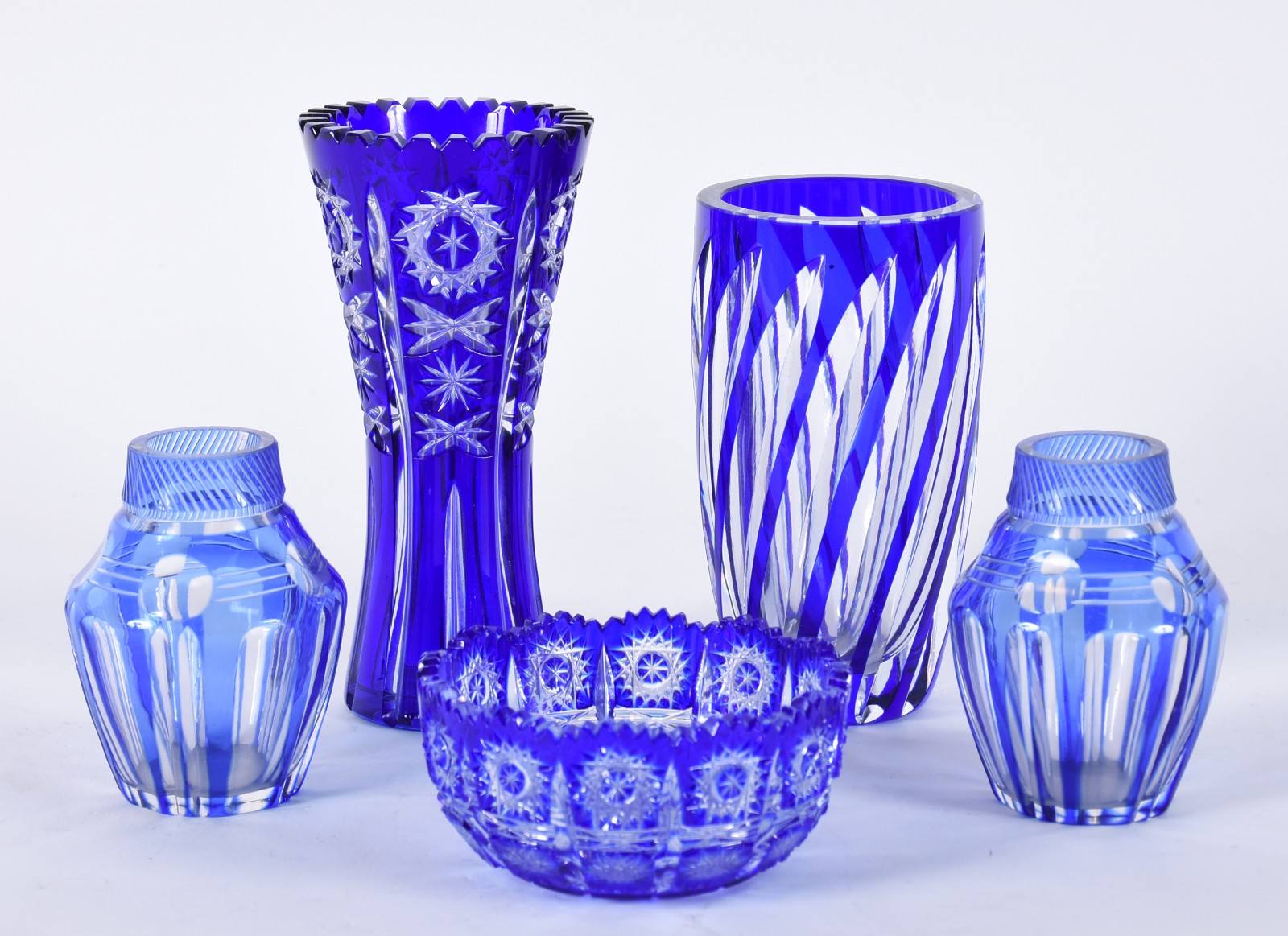 Cinco peças diversas de cristal doublé azul lapidado, sendo: pequeno... - foto 2 de 5