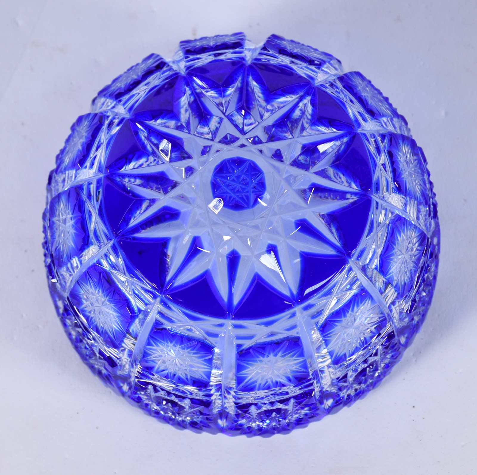 Cinco peças diversas de cristal doublé azul lapidado, sendo: pequeno... - foto 3 de 5