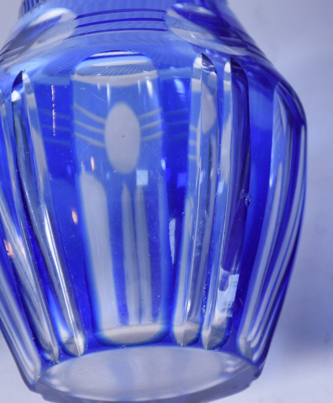 Cinco peças diversas de cristal doublé azul lapidado, sendo: pequeno... - foto 4 de 5