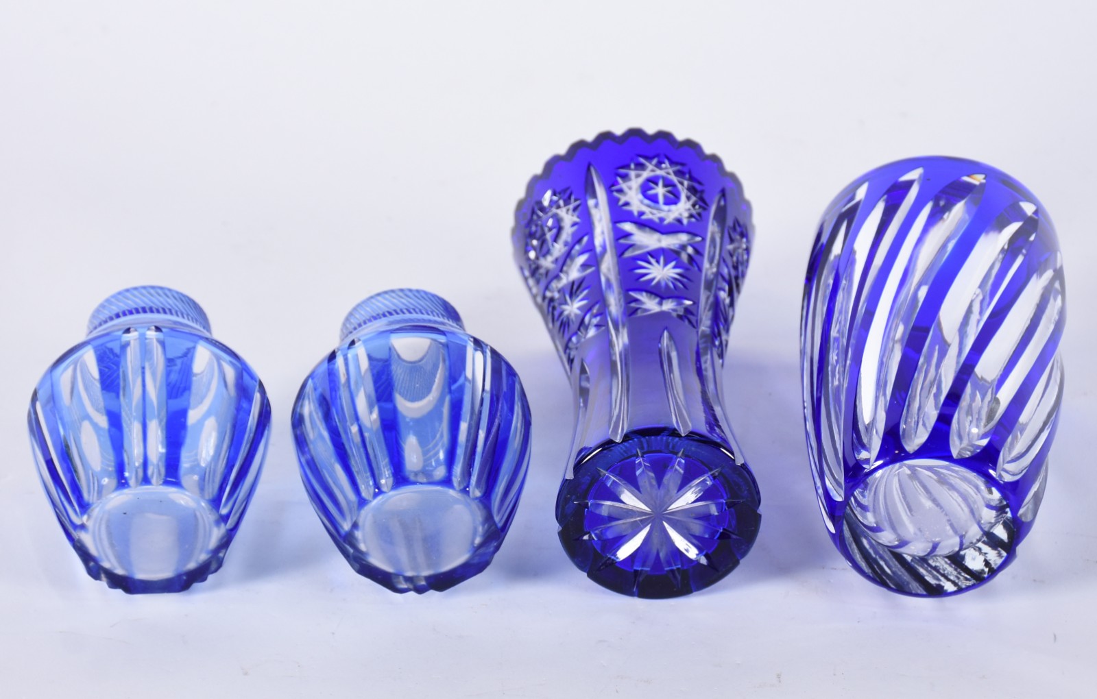 Cinco peças diversas de cristal doublé azul lapidado, sendo: pequeno... - foto 5 de 5