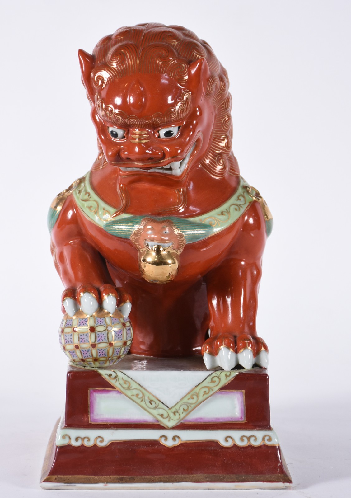 Cão de fó de porcelana chinesa na cor "Rouge de fer" com detalhes em... - foto 1 de 5