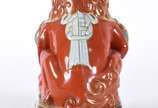 Cão de fó de porcelana chinesa na cor "Rouge de... - Cão de fó de porcelana chinesa na cor "Rouge de fer" com detalhes em policromia e realces dourados, sobre base retangular em tons de vinho. Cons...