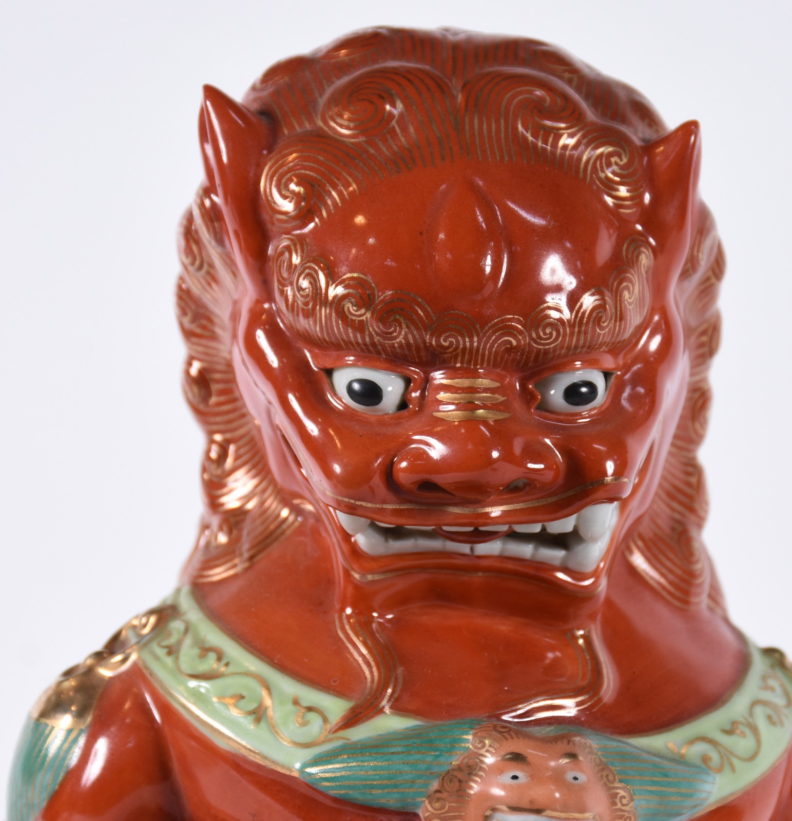 Cão de fó de porcelana chinesa na cor "Rouge de fer" com detalhes em... - foto 5 de 5
