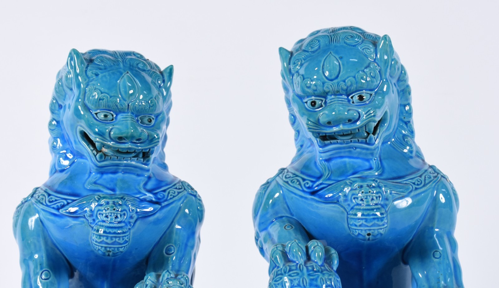 Par de cães de Fó de porcelana oriental azul turquesa. Representam o... - foto 2 de 6