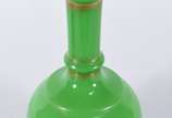 Vaso de opalina francesa na cor verde, resquíci... - Vaso de opalina francesa na cor verde, resquícios de frisos dourados, feitio bojudo com gargalo longo e borda recortada.