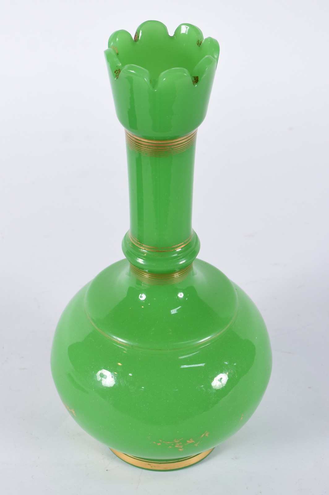 Vaso de opalina francesa na cor verde, resquícios de frisos dourados... - foto 2 de 4
