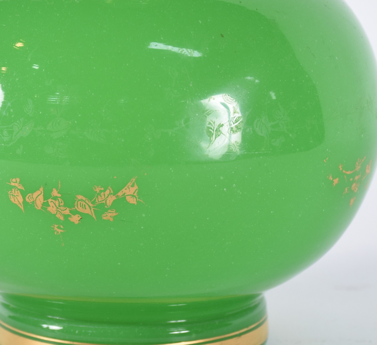 Vaso de opalina francesa na cor verde, resquícios de frisos dourados... - foto 3 de 4