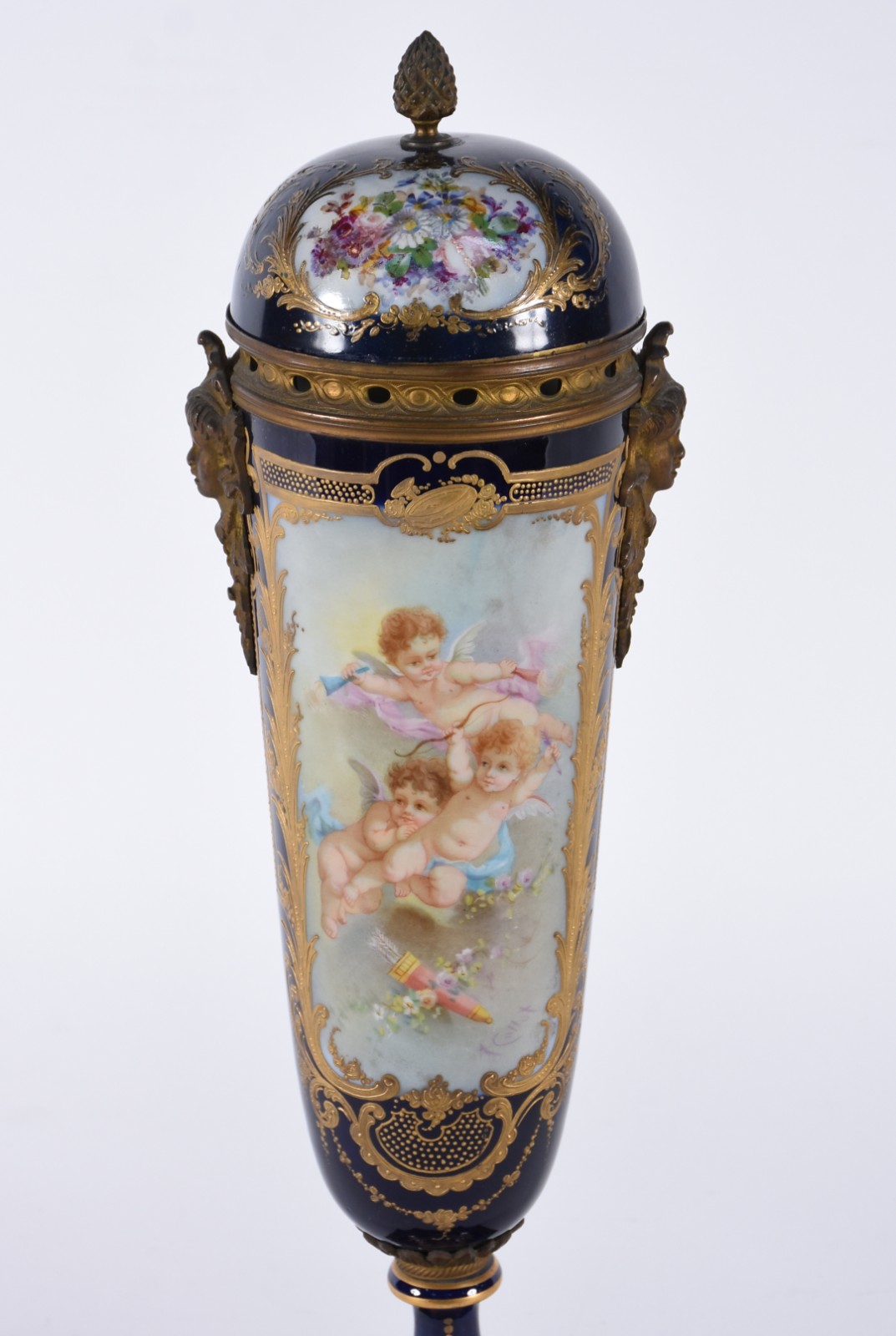 Ânfora de porcelana francesa na cor azul cobalto, possivelmente... - foto 2 de 11