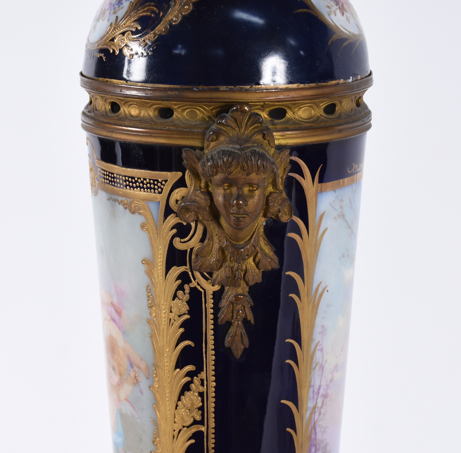 Ânfora de porcelana francesa na cor azul cobalto, possivelmente... - foto 6 de 11