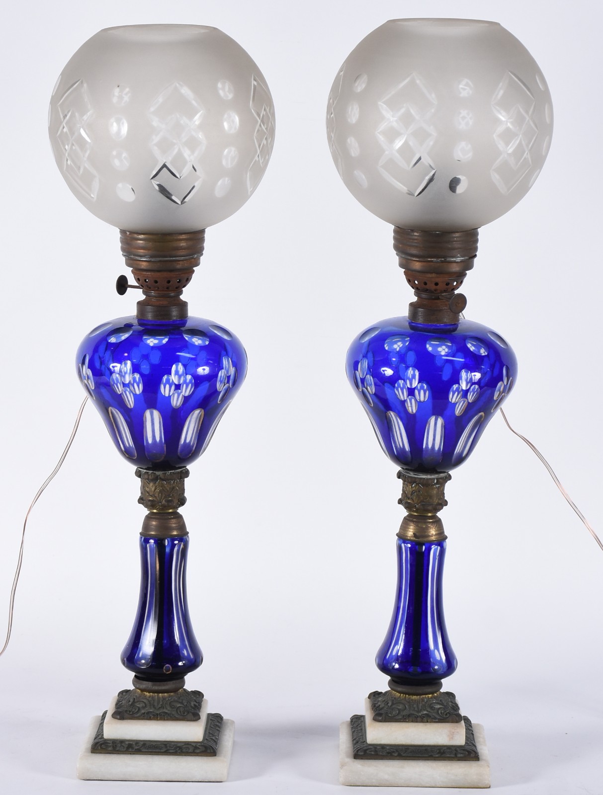 Par de elegantes e antigas luminárias de cristal overlay na cor azul... - foto 1 de 3