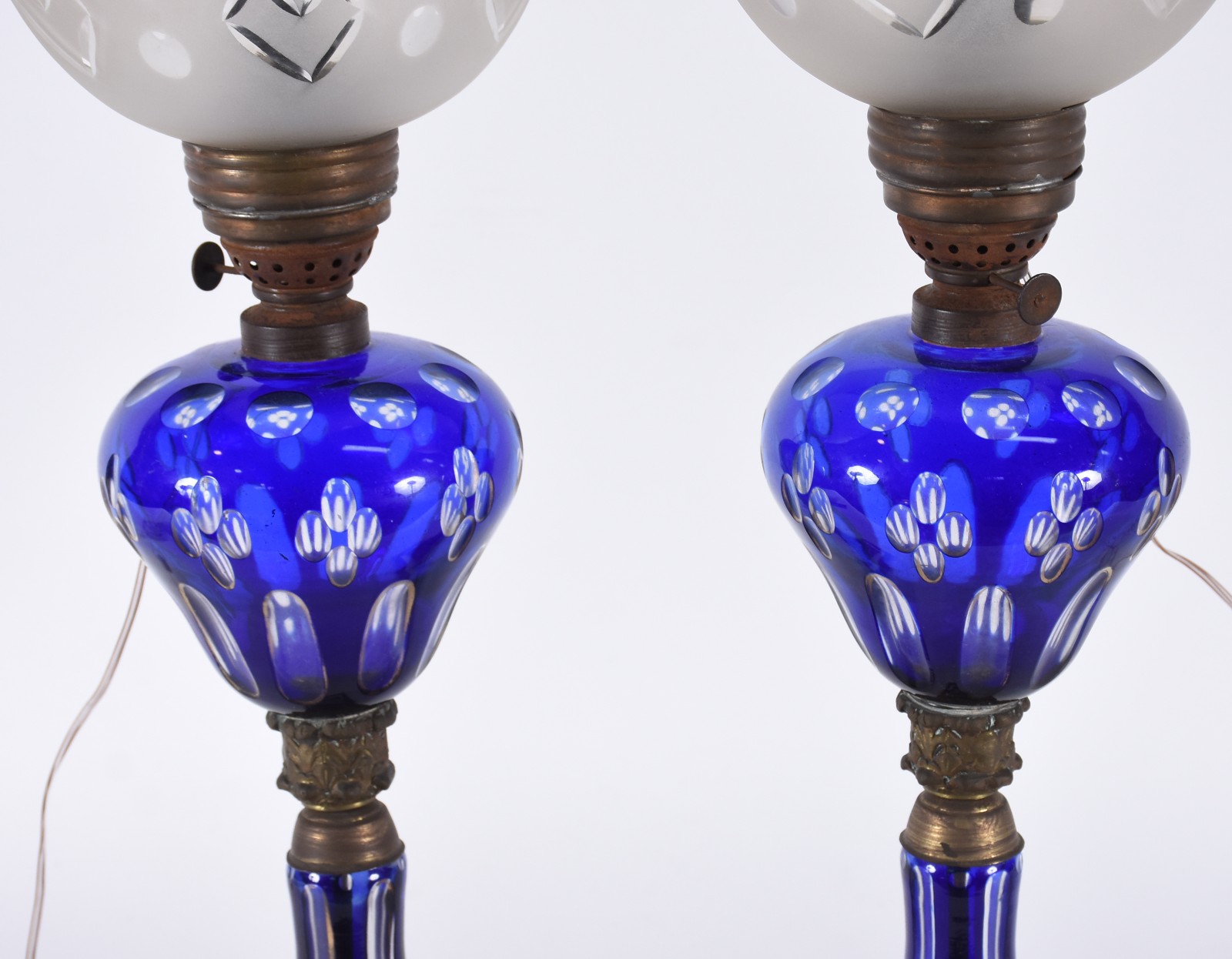 Par de elegantes e antigas luminárias de cristal overlay na cor azul... - foto 2 de 3