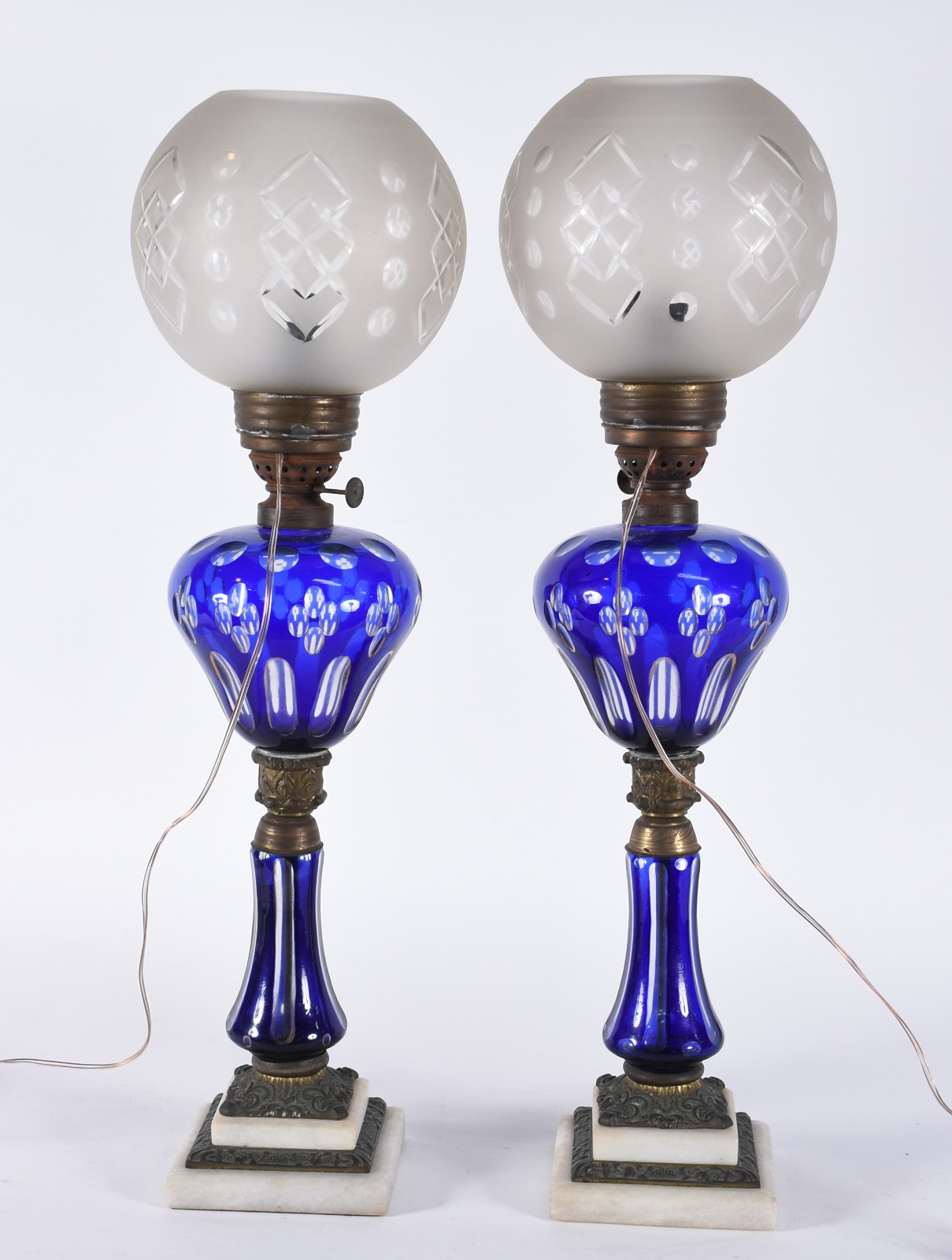 Par de elegantes e antigas luminárias de cristal overlay na cor azul... - foto 3 de 3
