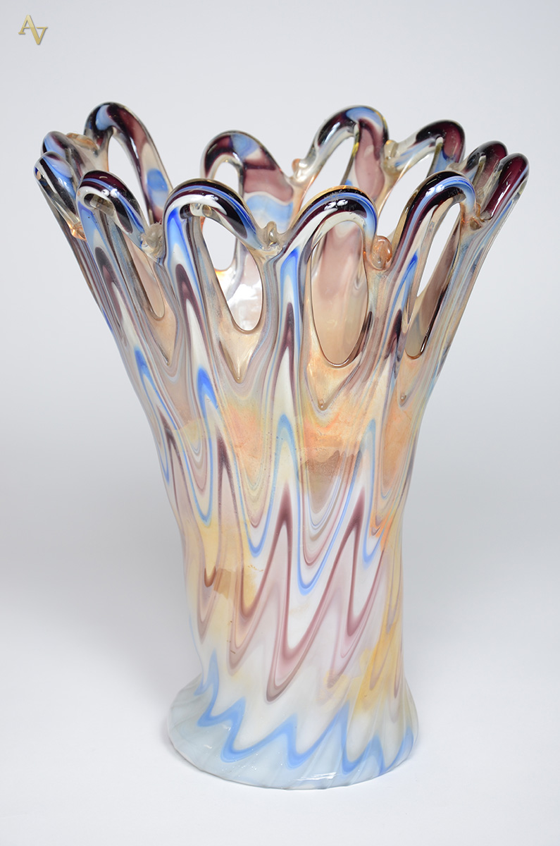 Vaso de murano anos 50, cores mescladas. Altura 37 cm.