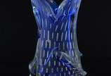 Vaso Murano na cor azul c/ pó de ouro, boca ... - Vaso Murano na cor azul c/ pó de ouro, boca "V". Alt. 42 cm