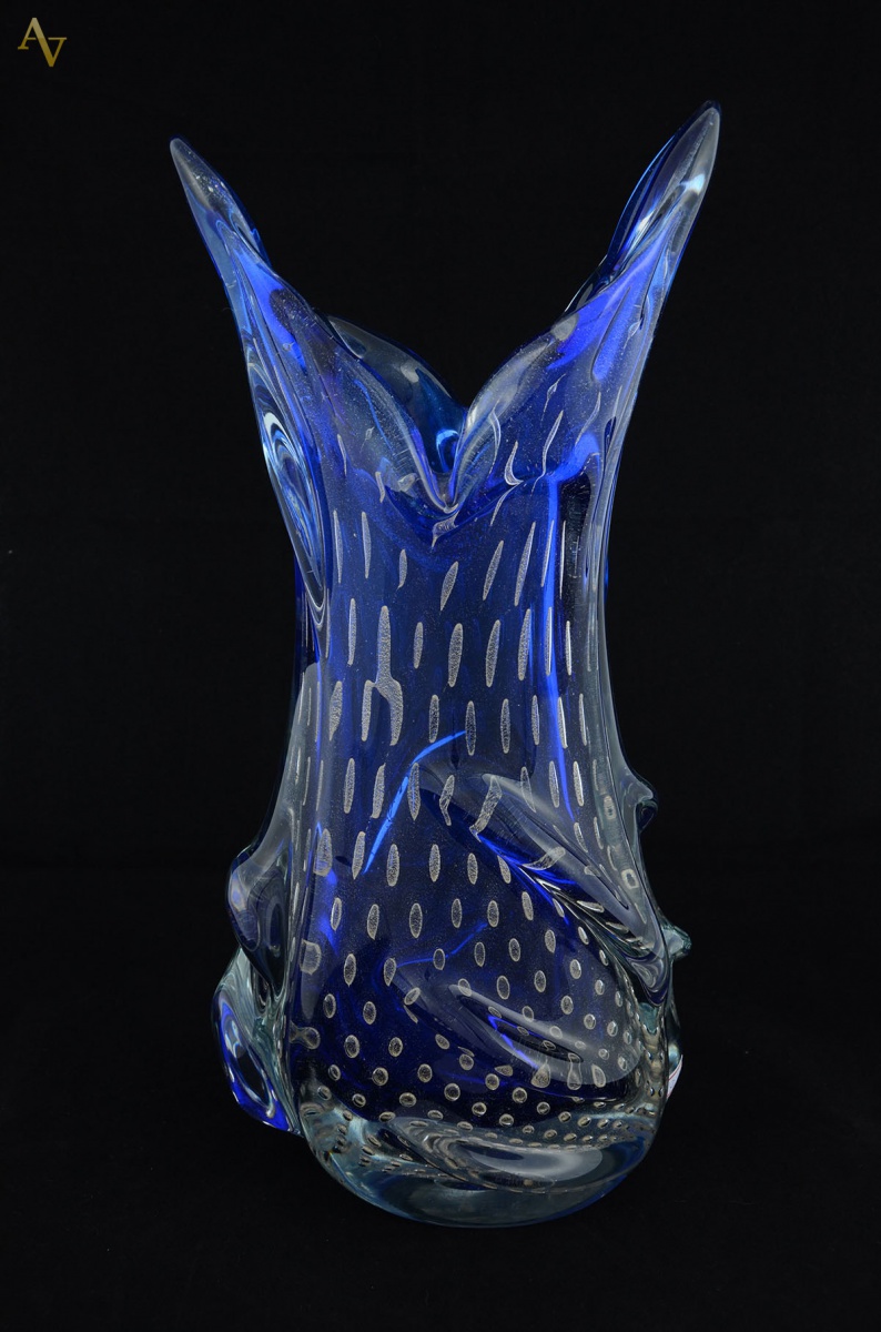 Vaso Murano na cor azul c/ pó de ouro, boca "V". Alt. 42 cm - foto 1 de 2