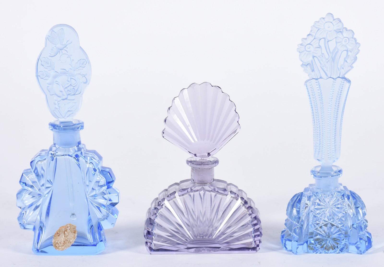 Três perfumeiros diversos de cristal nas cores azul e lilás (um azul... - foto 1 de 6