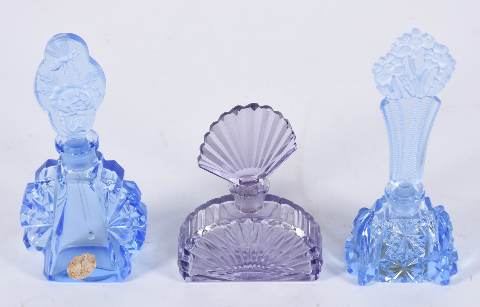 Três perfumeiros diversos de cristal nas cores azul e lilás (um azul... - foto 2 de 6