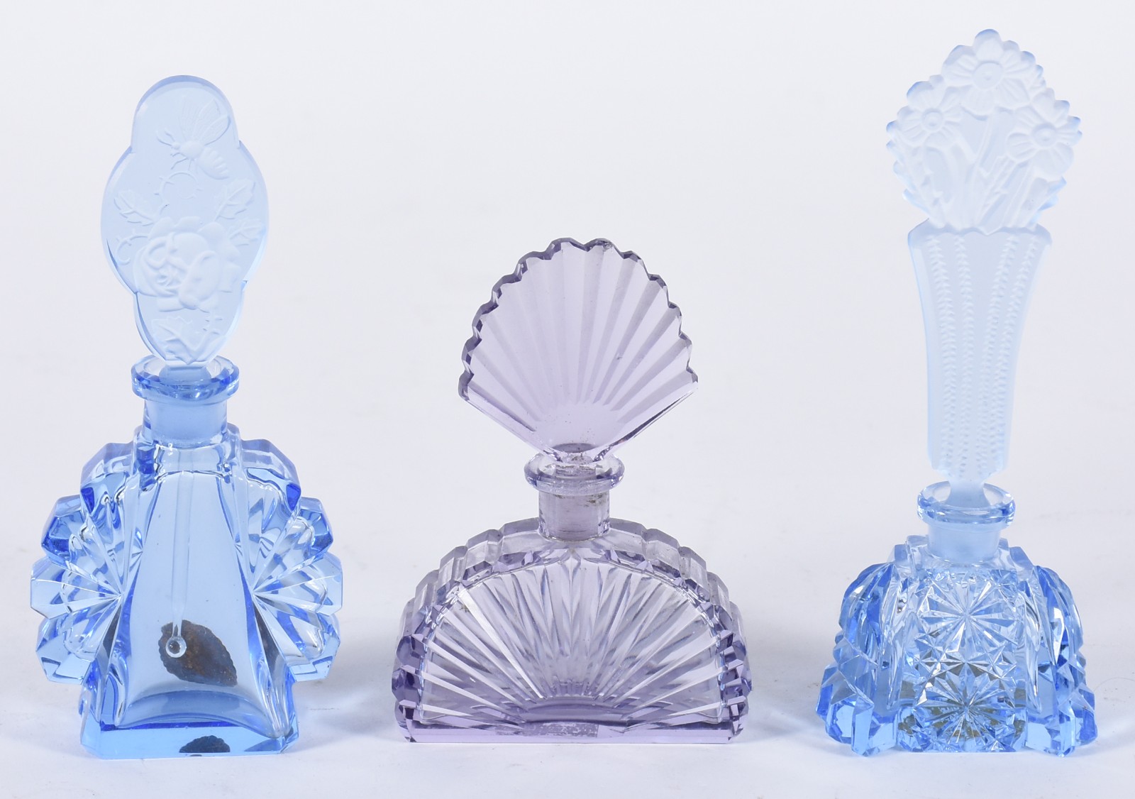 Três perfumeiros diversos de cristal nas cores azul e lilás (um azul... - foto 3 de 6