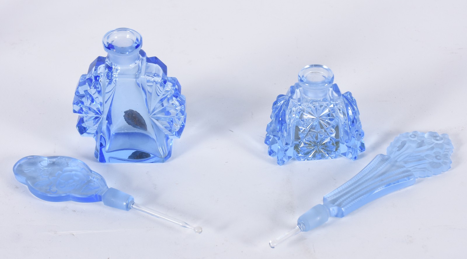 Três perfumeiros diversos de cristal nas cores azul e lilás (um azul... - foto 4 de 6