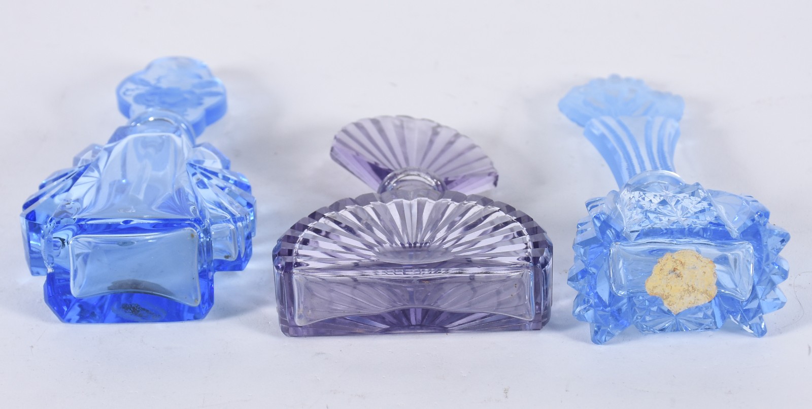 Três perfumeiros diversos de cristal nas cores azul e lilás (um azul... - foto 5 de 6