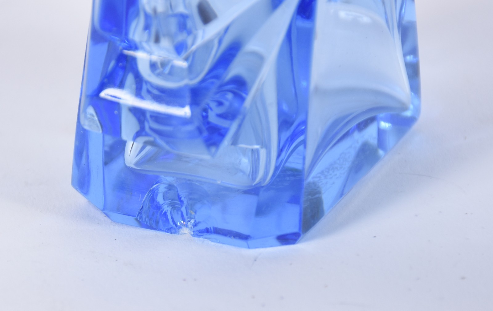 Três perfumeiros diversos de cristal nas cores azul e lilás (um azul... - foto 6 de 6