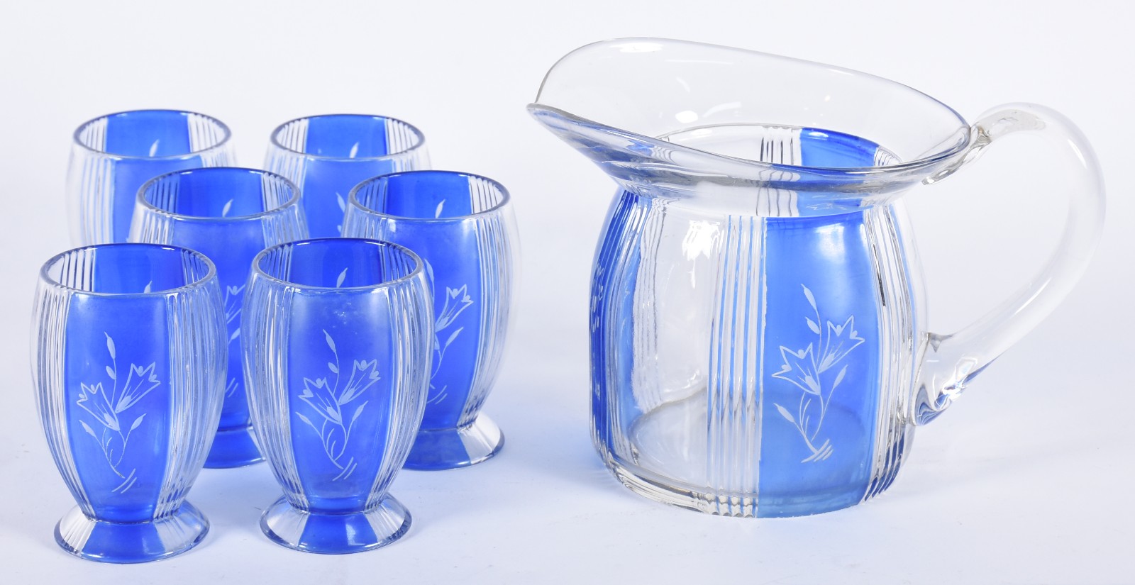 Antigo conjunto de refresqueira e seis copos de vidro com flores... - foto 1 de 4