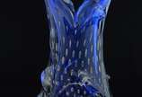 Vaso Murano na cor azul c/ pó de ouro, boca ... - Vaso Murano na cor azul c/ pó de ouro, boca "V". Alt. 42 cm