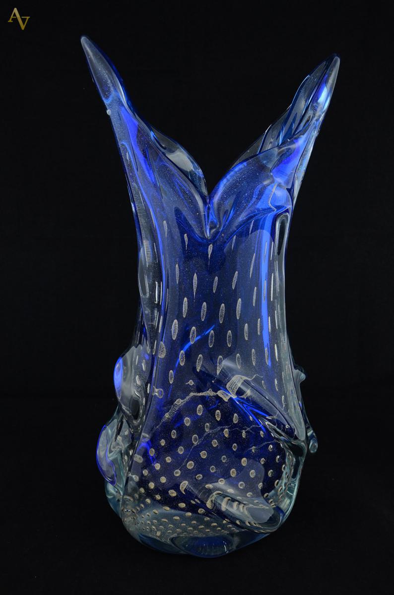 Vaso Murano na cor azul c/ pó de ouro, boca "V". Alt. 42 cm - foto 2 de 2