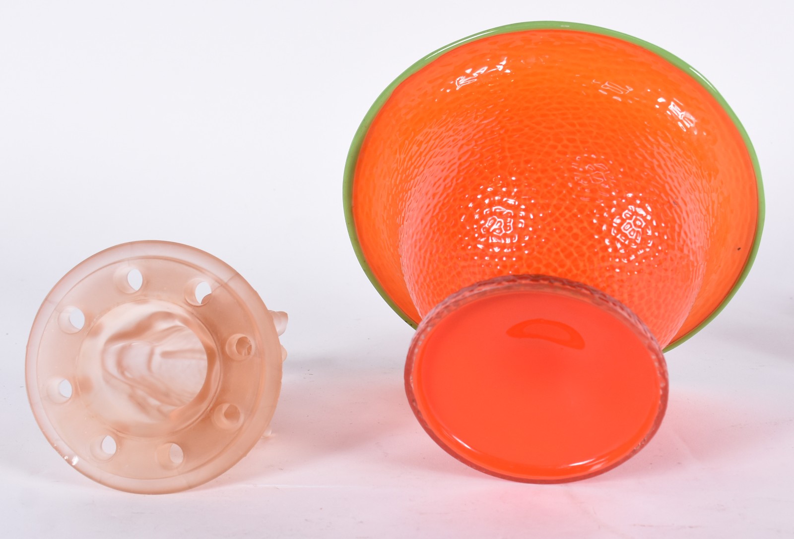 Três peças de vidro sendo: fruteira laranja e 2 enfeites na cor... - foto 4 de 5