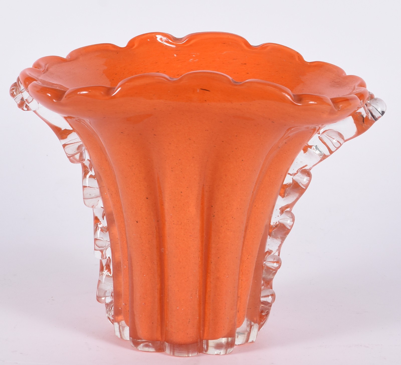 Vaso decorativo de vidro na cor laranja, bordas laterais translúcidas... - foto 1 de 5